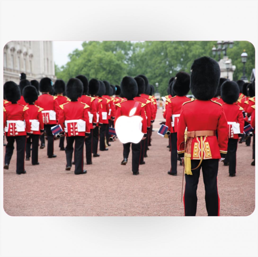 NorthernSecret_'s tweet photo. A quirky #Macdecal with a touch of patriotism! #troopingthecolour #beefeatershttp://ow.ly/vo4C30oPnDw https://t.co/wQ2iw6uh3a