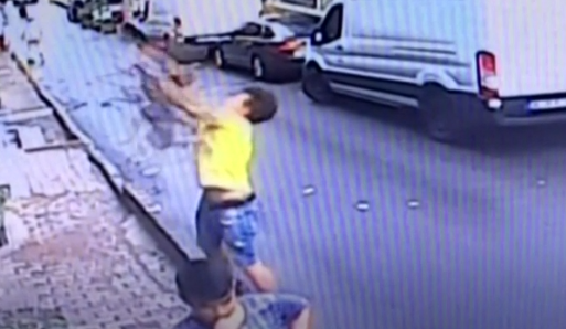 101wixx's tweet photo. A 17-year-old is being hailed a hero after catching...A TODDLER FALLING FROM A SECOND STORY WINDOW!! Crazy video! It's @coreycarter101's #145FeelGood
https://t.co/fWUpiLNNNP https://t.co/itfy7NK3C7