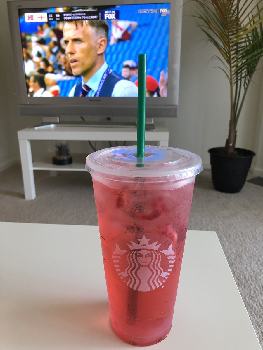 NahoKawasumi_9's tweet photo. 今日の観戦のお供はストロベリーアサイーリフレッシャー🍹
もちろんトレンタ🤤🍓
#FIFAWWC
#NORvsENG https://t.co/8ZZ7HVZq2w