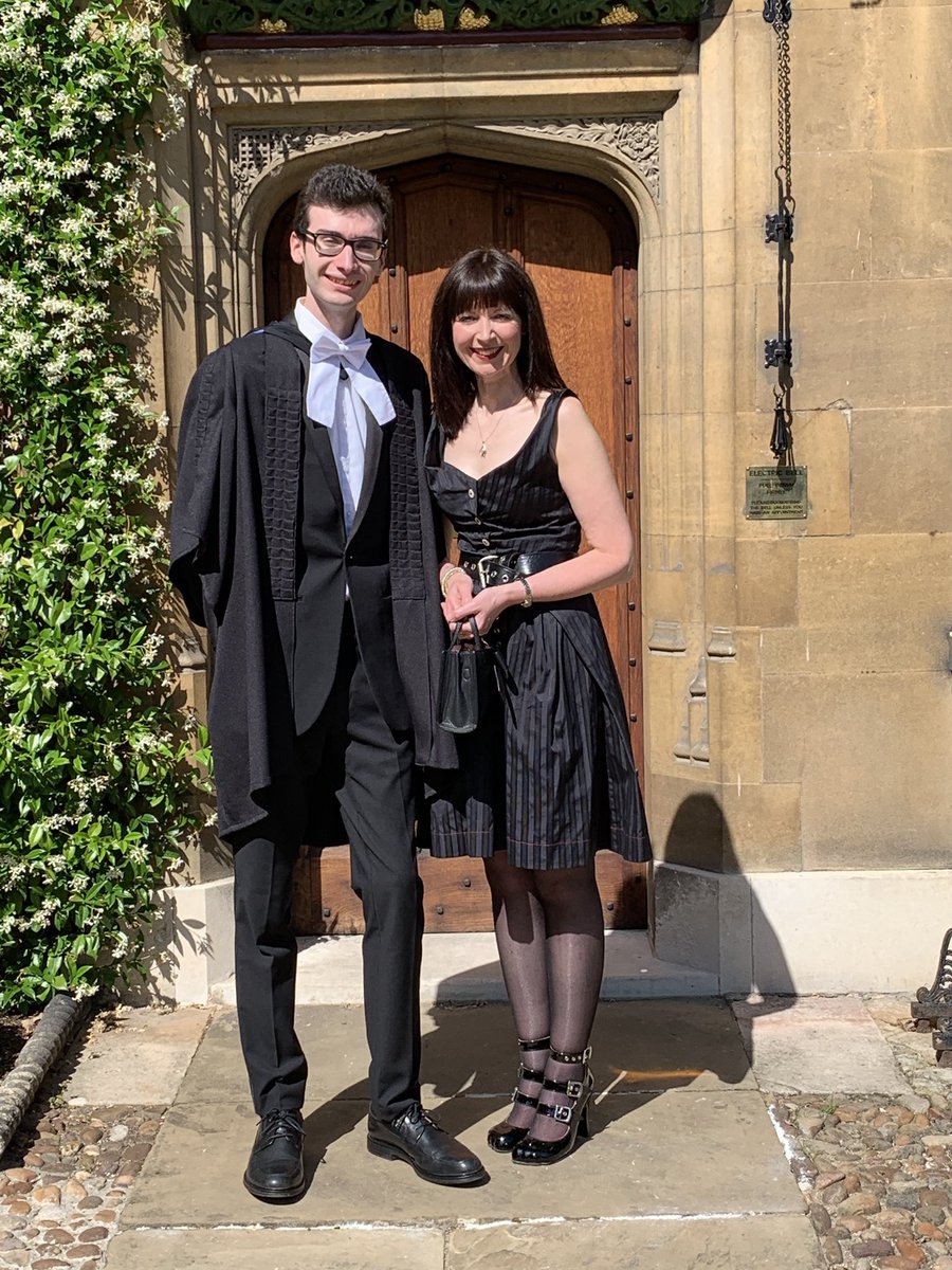 JustLookin07's tweet photo. Graduation day with @AmyySarah for @Hertan3 ❤️🎓❤️#christs #mmath #cambridge https://t.co/ELd5IQJeon