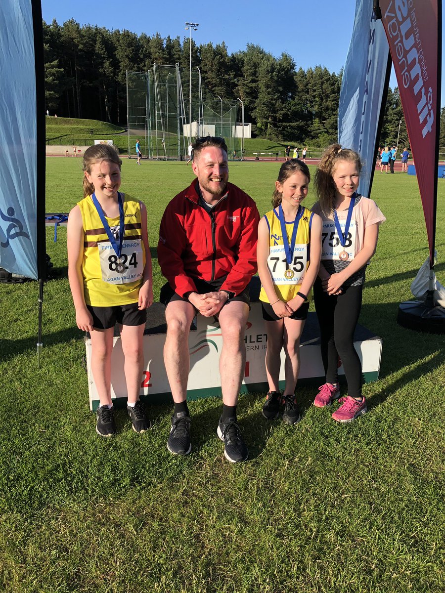 U13 girls shot putt 💪 strong girls!
