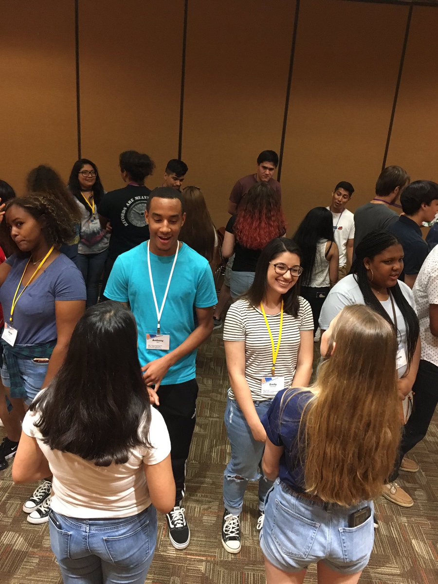 UTAOrientation's tweet photo. Shorthorns networking with fellow Shorthorns in our first small group session! #shorthornstakeover #uta #mavericks #utaorientation https://t.co/Yd4rTePz01