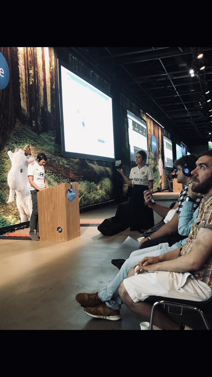 cmarienb's tweet photo. Quel plaisir de présenter @marketingcloud pour mon club de coeur!Le tout devant un public presque aussi engagé qu’au @GroupamaStadium au #SalesforceWorldTour avec le témoignage de @HarryMoyal de l’@OL  et une équipe de choc @KissnVroom et @fpaponsfdc.#unispourrugir #ohana #merci https://t.co/pa39GZQyWe