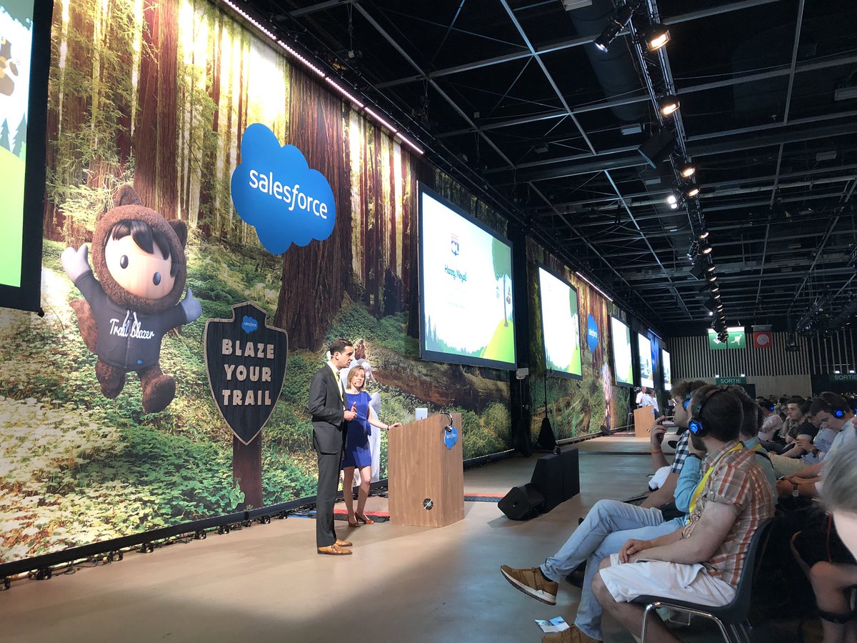 cmarienb's tweet photo. Quel plaisir de présenter @marketingcloud pour mon club de coeur!Le tout devant un public presque aussi engagé qu’au @GroupamaStadium au #SalesforceWorldTour avec le témoignage de @HarryMoyal de l’@OL  et une équipe de choc @KissnVroom et @fpaponsfdc.#unispourrugir #ohana #merci https://t.co/pa39GZQyWe
