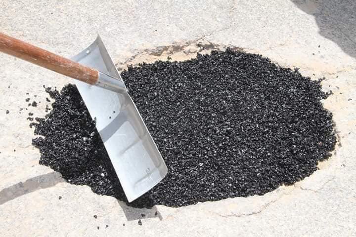 الناس اللي تعاني من حفر في شوارعها في مستثمر ليبي أدرك حاجة #ليبيا للإسفلت وفتح مصنع للإسفلت البارد سهل الإستعمال ولا يحتاج لقص الطريق مثل الإسفلت الساخن ويمكن المرور عليه فور وضعه بعكس الخرسانة المصنع عنده موزعين في #طرابلس و #بنغازي و #مصراتة (عناوينهم وأرقامهم في أول تغريدة )