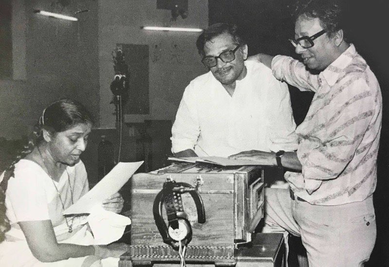 Film History Pics On Twitter Mera Kuchh Samaan Tumhare Paas Pada Hai Oo Saawan Ke Kuchh Bheege Bheege Din Rakhe Hain Aur Mere Ik Khat Mai Lipatee Raat Padi Hai Woh twitter