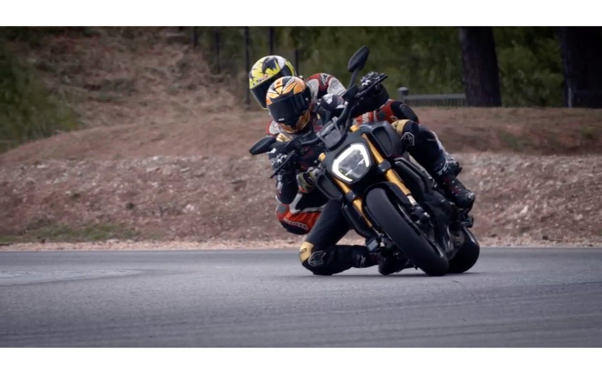 Pour Bernard Garcia, il est plus probable de chuter :
- En 7 ans de carrière de Grand Prix? 
- En 7 min derrière la moto de Bader ?
#HighSide #Essai #DucatiDiavel