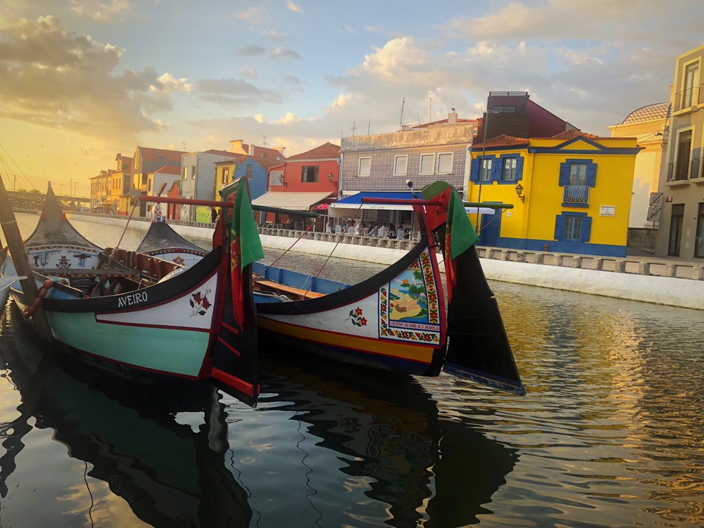 CharanyaKannan's tweet image. Just another day in Talkdesk Portugal. Dinner and a great view with @17MarcoCosta Raoul @Talkdesk. #isthisforreal #TalkdeskPortugal #WeAreHiring