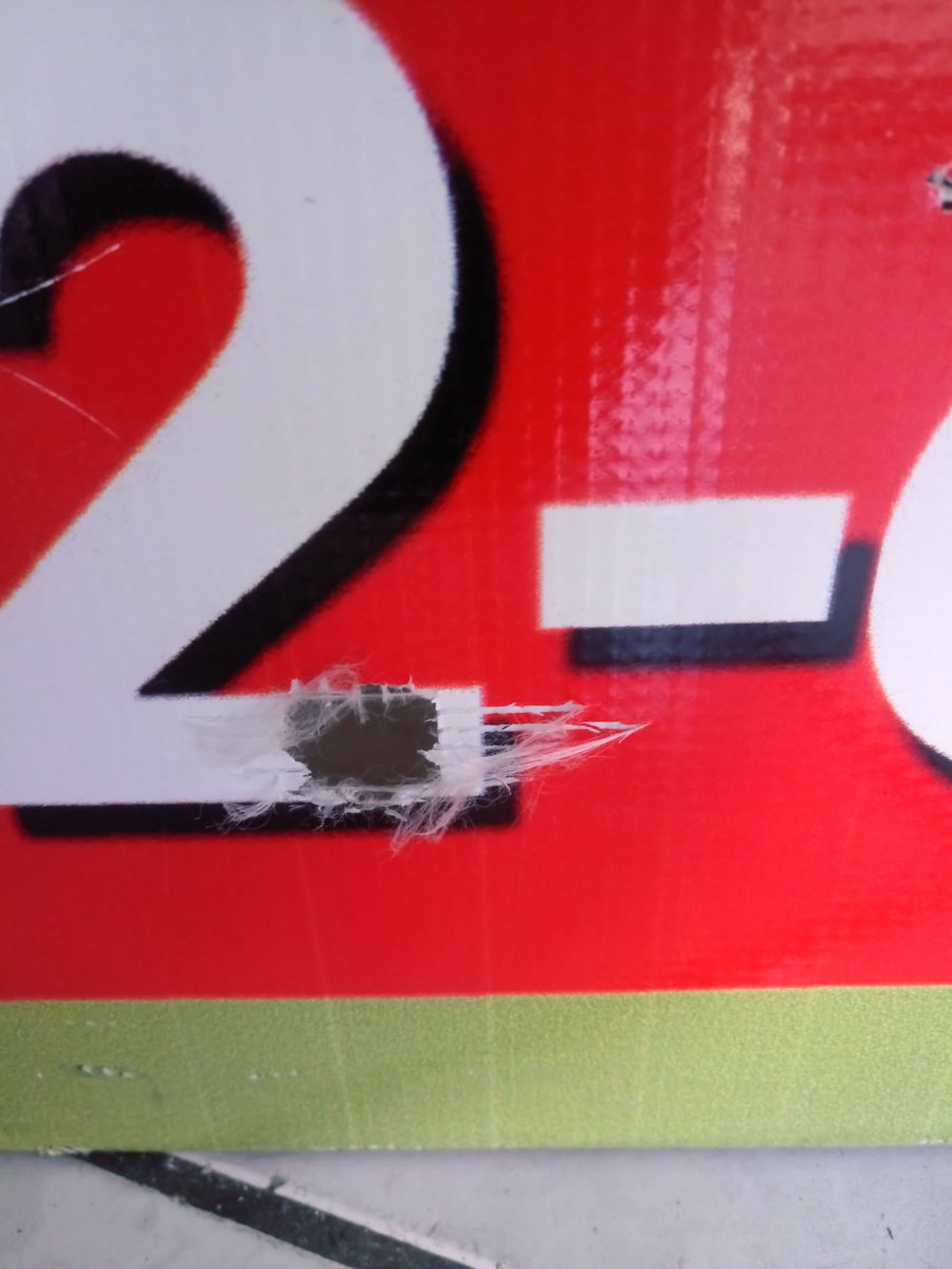 hectorelx's tweet photo. Esta mañana dispararon contra la clínica de mi esposa, afortunadamente no había ningún paciente o trabajador, lamentable que sucedan estas cosas a plena luz del día y la PNC ni llegó. https://t.co/3gKA2sYPvl
