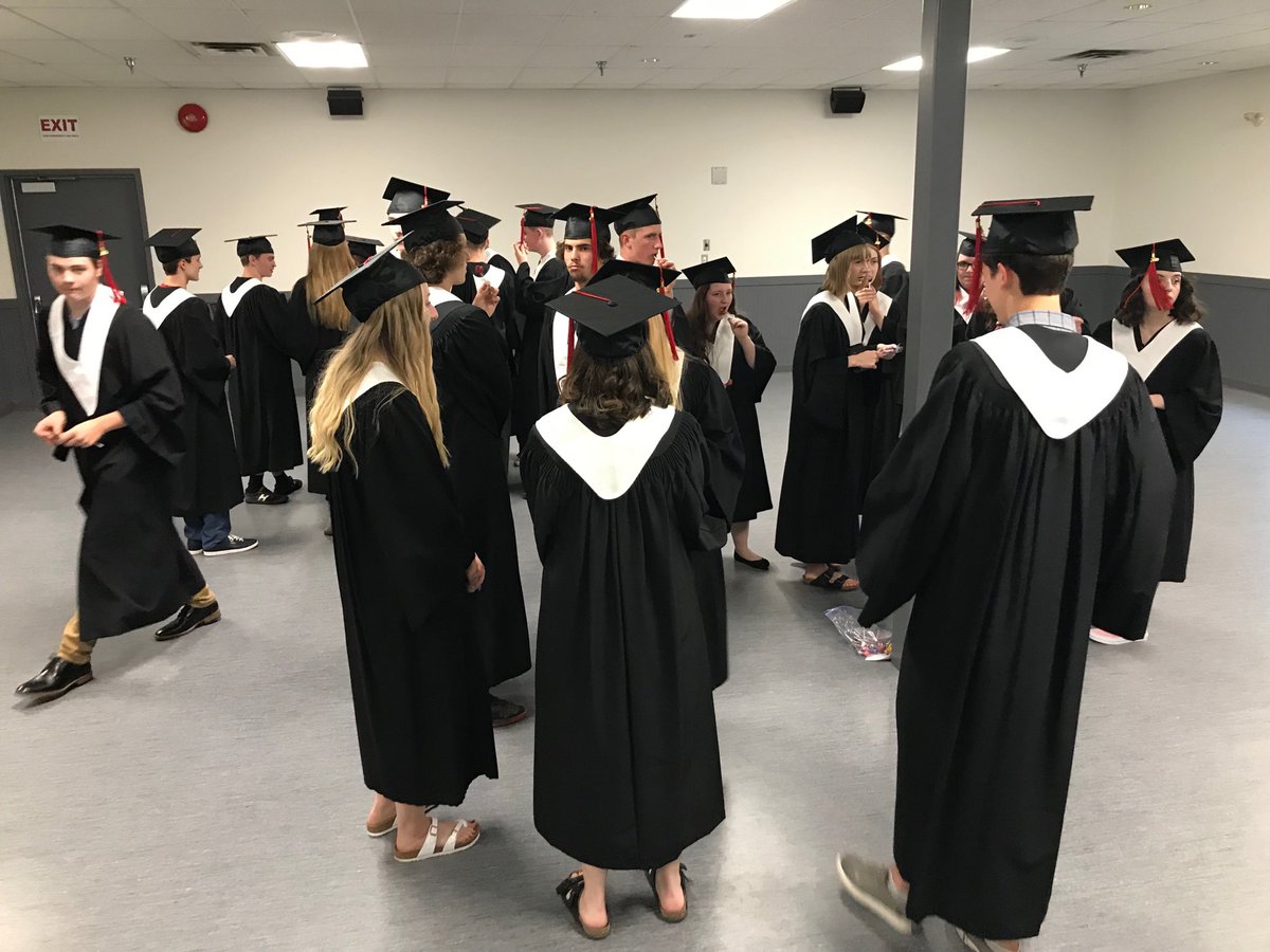 GSSeagles's tweet photo. Grad ceremony in 28 minutes. Boom. #goldenbc https://t.co/Nd8XyWfBiz