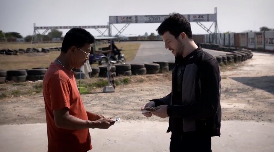Adrian qui négocie les prix pour le circuit… Heureusement, il parle couramment le Khmer.
#HighSide #RoadTripCambodge #Cherpayé
