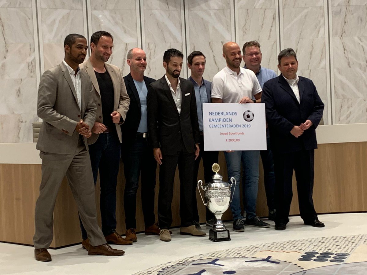 Zeker zijn - van een uitstekend resultaat!
Deze toppers hebben afgelopen zaterdag voor de 2e keer het NK voetbal voor gemeenteraden gewonnen. De cheque met het prijzengeld van € 2000,- gaat naar <a href="/jfscalmere/">Jeugdfonds Sport & Cultuur Almere</a>. #raad036 #trots