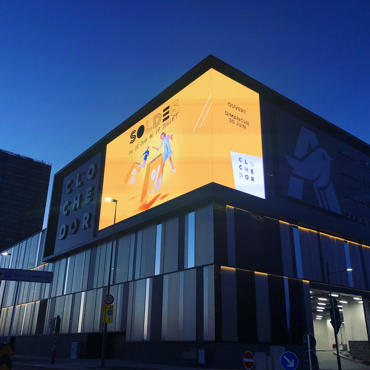 nexadmedia's tweet photo. ⭐️⚡️⚡️⭐️ 240m2 #giant #LED #screen #night #vison #experience #unique #communication @clochedorexperience #opening sales #nexad #media #network #luxembourg https://t.co/Od3DmIJ6p0