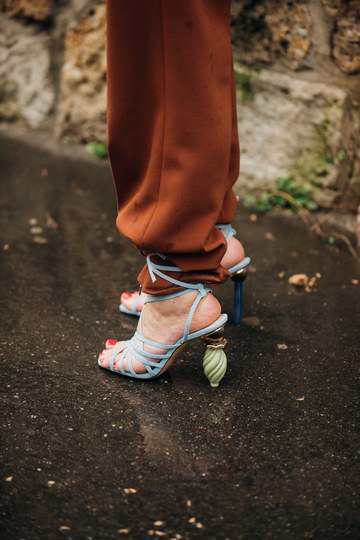 En el desfile de otoño-invierno 2019/2020 de <a href="/LoeweOfficial/">LOEWE</a> pudimos ver una idea para combinar las sandalias de tiras con pantalón. ¡Y nos encanta!