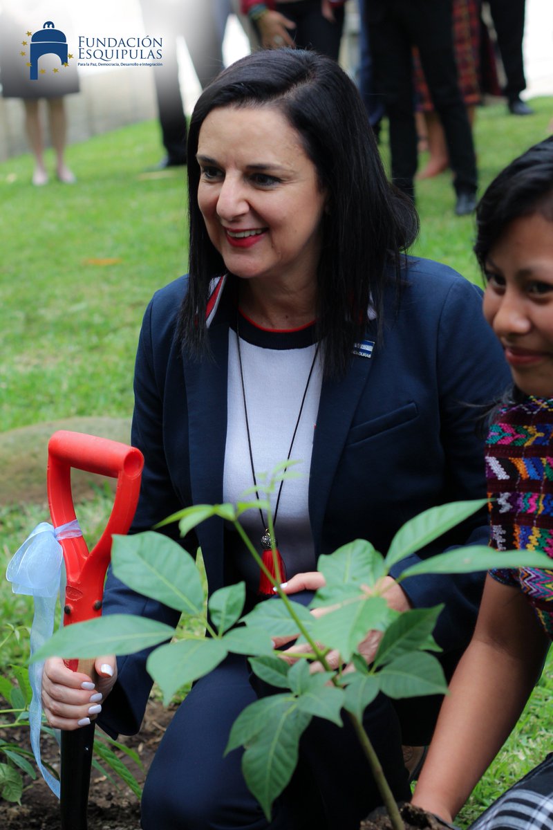 FundaEsquipulas's tweet photo. #REFCA | La plantación del Árbol Cero Regional, es un compromiso de los países de la región centroamericana, incluido República Dominica, para fortalecer la respuesta global a la amenaza del cambio climático.
#YoReforesto por la integración centroamericana. https://t.co/fvg9KvaG1C