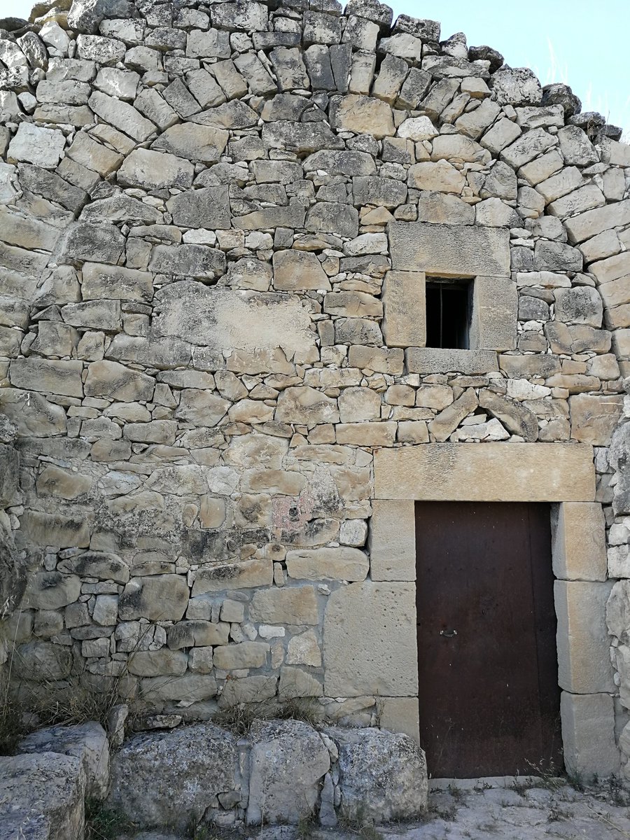 Esteve_Xavier's tweet photo. Espectacular cabana de volta de Cal Quintillà, a les Borges Blanques. Té uns 40 m2 de superficie interior i un corredor d'accés de pedra seca amb  escales d'accés. Una cisterna amb fornet completa el conjunt. Les prospeccions arqueològiques per @asg_sa donen grates sorpreses! https://t.co/7k9EyZgBAj
