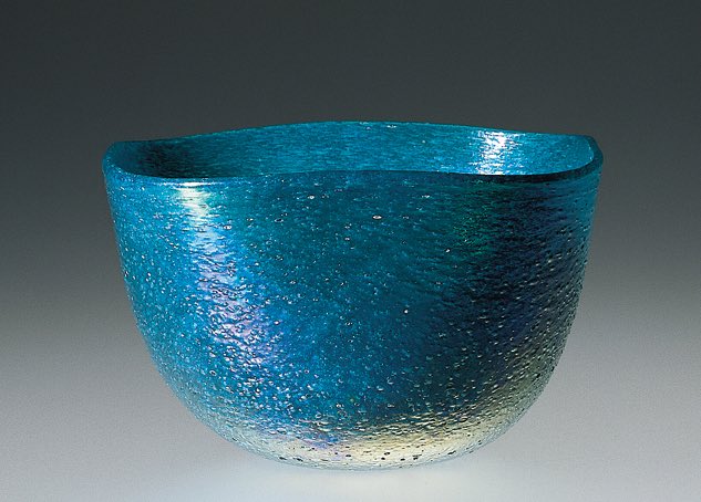olnickspanu's tweet photo. #CarloScarpa created this beautiful bowl, ‘A bollicine,’ in 1932-34 using iridized green #glass. The texture is achieved through densely bubbled “a bollicine” glass. The name, which translates to bubbles in Italian, derives from the numerous small air bubbles that cover the form. https://t.co/s4puWe5Wz8