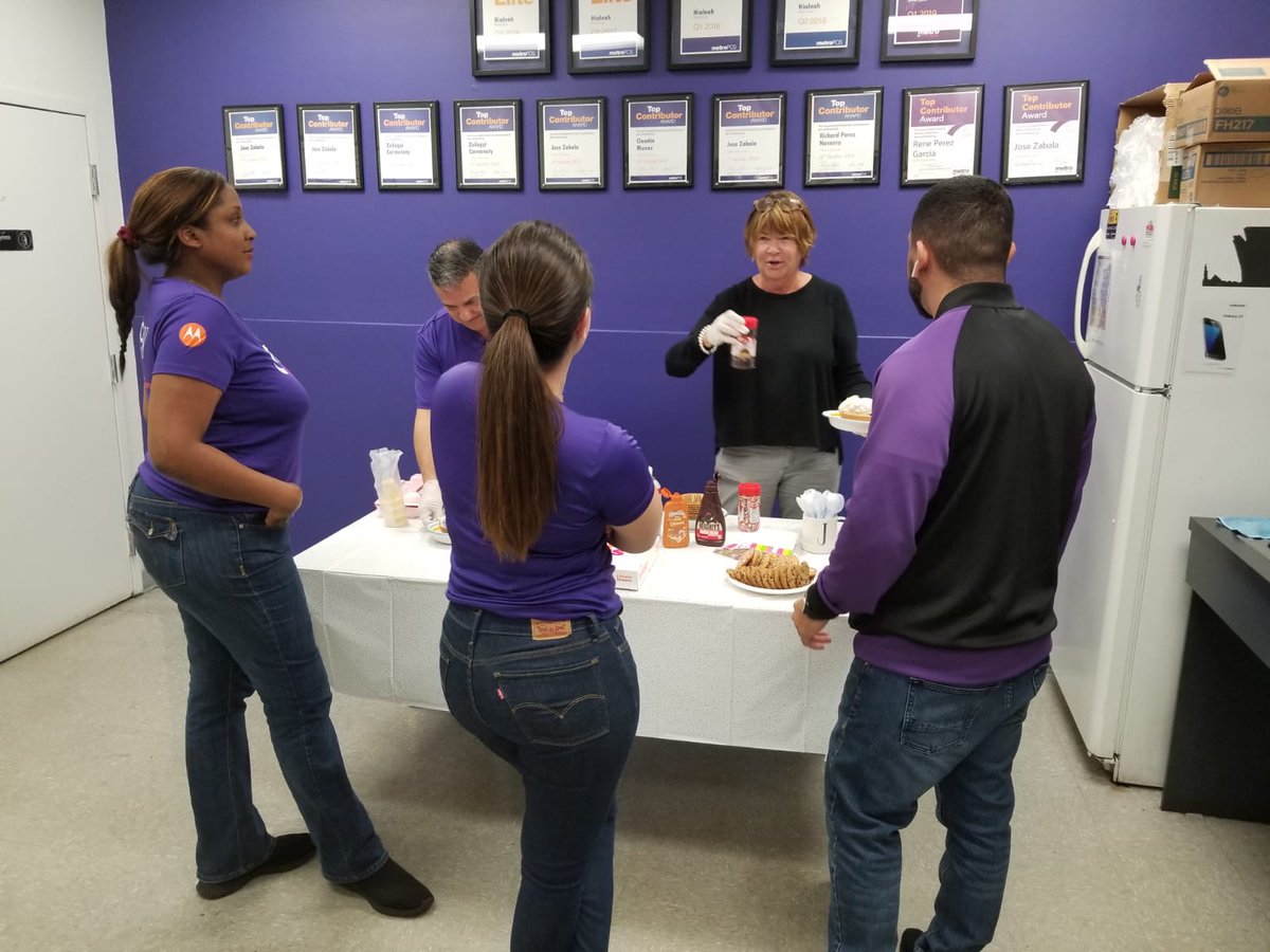 Fun time with @DonnaStoner10 serving ice cream and sweets to #SFLHialeahteam...top spot in area on the stack rank! #Icecreamsocials #MetroByTmobile #purplelife