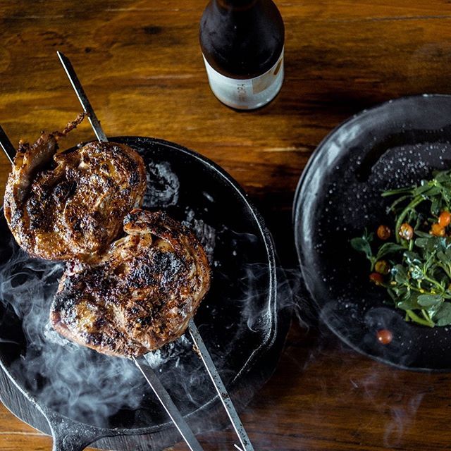 Chuletas de cadera de cabrito. Asadas al mezquite, ensalada de berros con tomatillo silvestre y vinagreta de orégano-piquín (Disponible todos los Viernes) 
#ElJonucoMx #CocinaRegional #NuevoLeonEnTuMesa #RescatandoLaCocinaNorestense 
Reservaciones 838627… ift.tt/31X4GvD