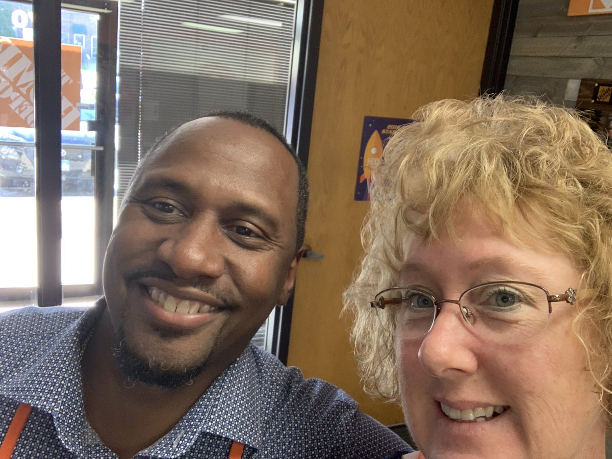thdShannon's tweet photo. So great to see Charles, Jim and team at the branch today! Thanks for letting us crash and spend time there today! I got to wear the belt! #OneTeam #TeamCentral #OneServices https://t.co/VXsm9p3AGM