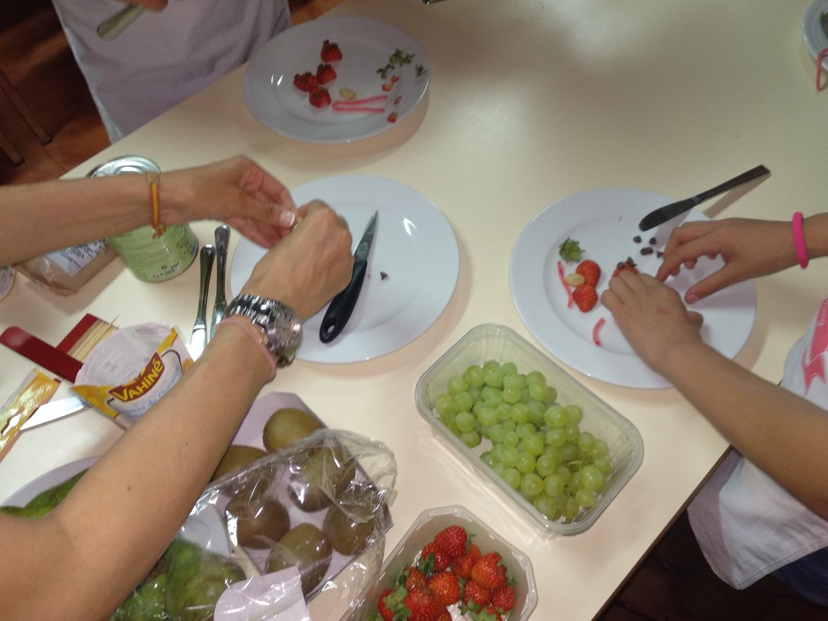 funplaymini's tweet photo. Y tras la cena, taller de cocina en inglés, un gustazo tener a Marta con nuestros Funplayers. Somos mucho más que Basket ⛹️ we will make you dream came true. https://t.co/AjncvYdrTU