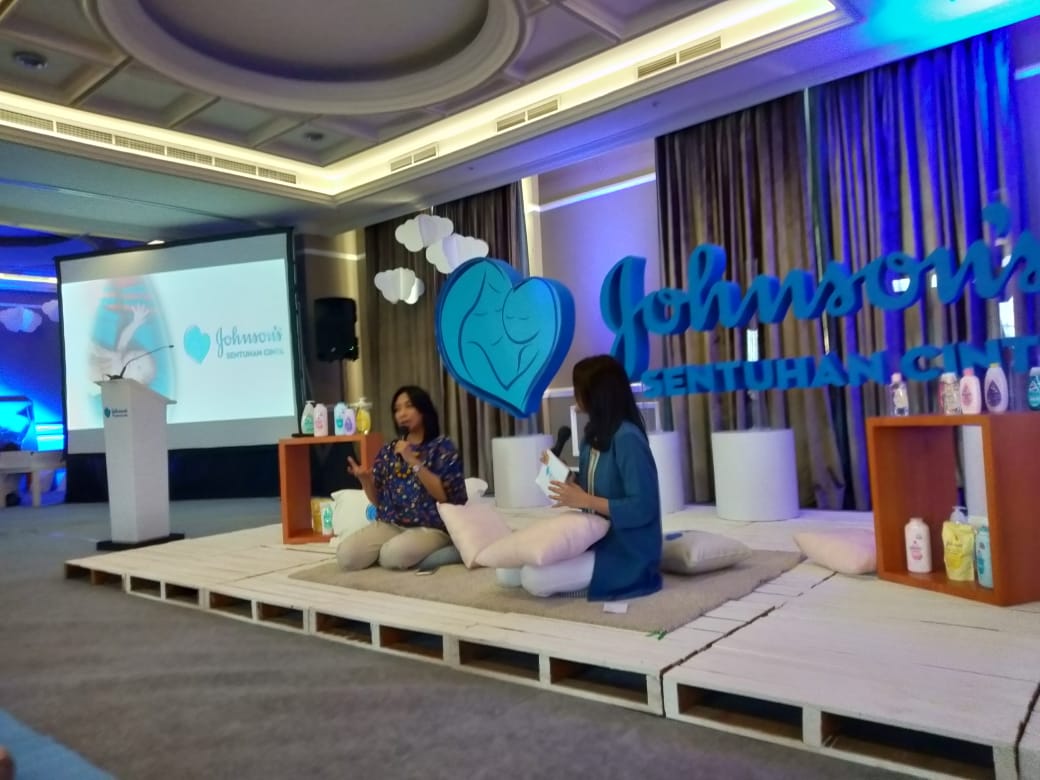 kartikaindah7's tweet photo. dr. Bernie menjelaskan bahwa memijat adalah salah satu ikatan bonding yang dapat menstimulasi perkembangan bayi #TumBloggermeetup
#Sentuhancinta
#JohnsonsBaby
#PijatBayi
@the_urbanmama
@johnsonsbaby_id https://t.co/y4WuBUZaCG