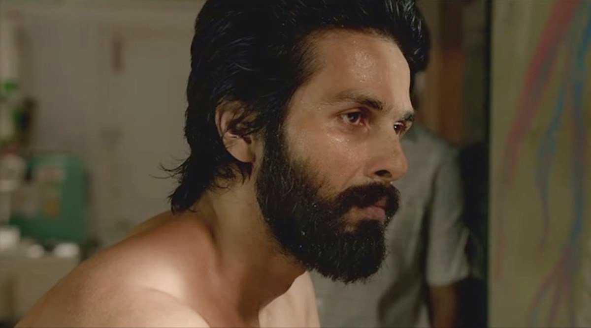 Kabir Singh.Drame romantique. Kabir croise Preeti à la fac et décide qu'elle sera sa copine. Il fait tout pour qu'elle tombe sous son charme.Des années après, Kabir demande sa main au père de Preeti. Il obtient un refus.La rupture va causer sa descente en enfer.