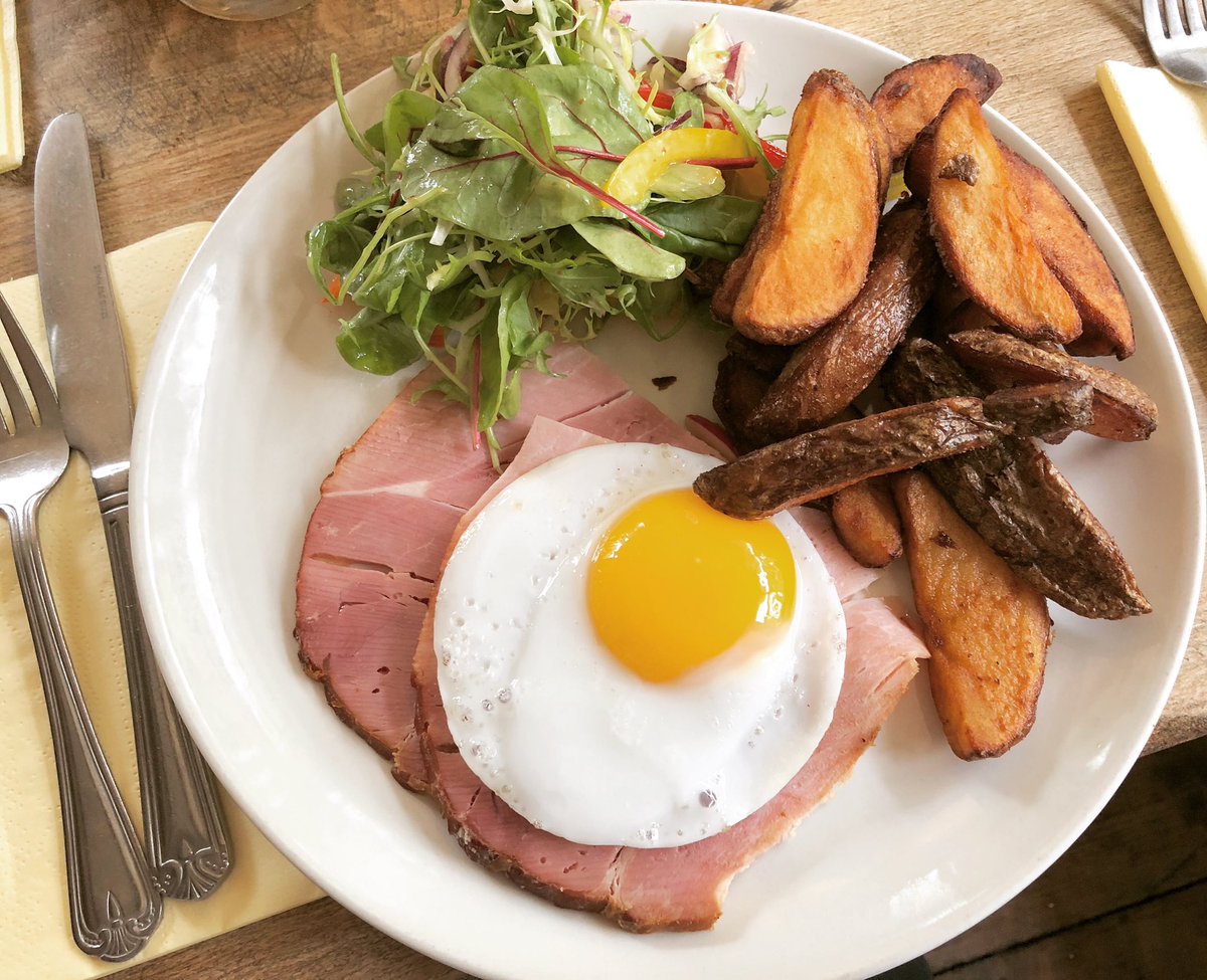 Sometimes it just has to be HAM, EGG &amp; CHIPS...at the ‘Norfolk Dining Pub of the Year 2019’ at the Kings Head in #Bawburgh👌🏻🍳🍖 #Norfolk #pub #yum