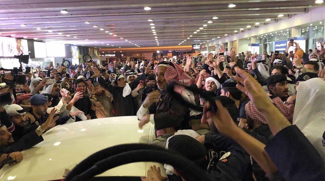 حبيب الشعب محمد الفجي بوخالد 
عليه ضغط كبير من محبينه بخوض الانتخابات القادمة 
لكن بوخالد بلغ المقربين له بعدم نيته خوض الانتخابات 
وبعيد كل البعد عن ان يكون طموحه عضو في مجلس الأمة 
الكبار تبق كبار يا محمد الفجي 
انت عضو في قلب كل كويت مخلص لبلده.