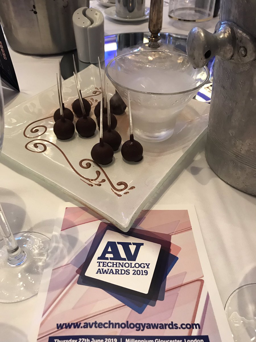 minanvceg's tweet image. With @AVUserGroup @cab4dj @Kev_McLoughlin #AVTechnologyAwards #avtweeps Congrats to all the winners !#weloveAV