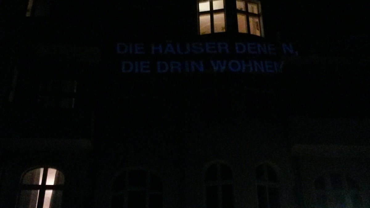 RoWo_Berlin's tweet photo. Bis in die Nacht ist versammeln sich Menschen in #Rixdorf gegen teure Mieten, Ausverkauf der Stadt und für solidarische Kieze. Zur Abwechslung von der #Polizei unbehelligt.
Die Brache Lebt!
#DaWoEdekaMaWa
#EdekaWo
#StadtVonUnten
#Neukölln
#Besetzen https://t.co/1DgsFUo1Iw