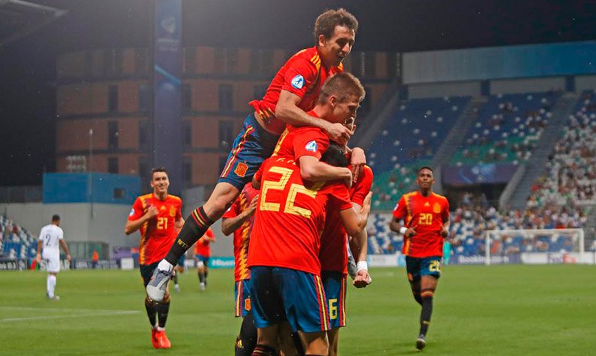 Los jugadores de España celebran un gol en el Europeo.
