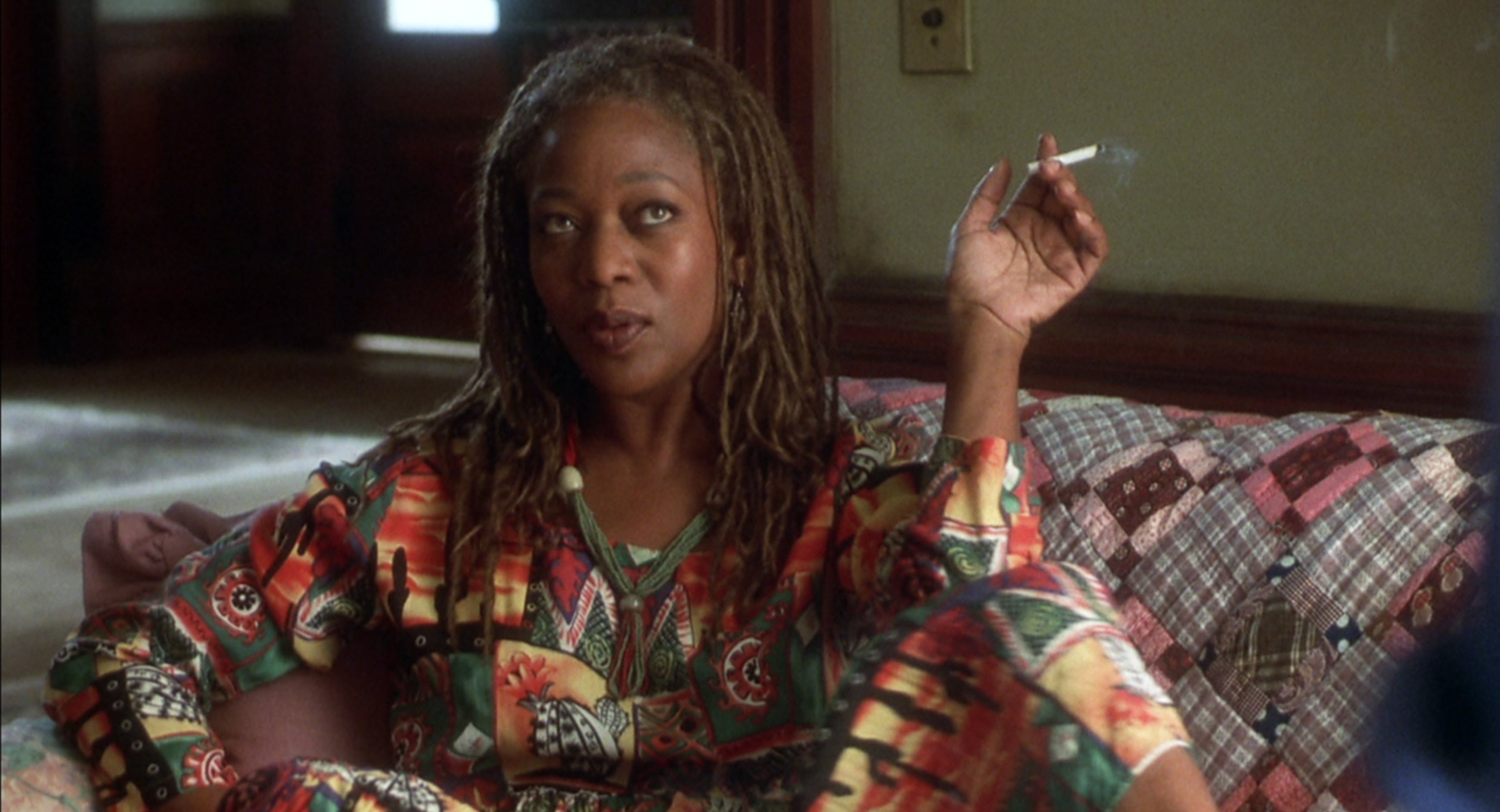 Alfre Woodard en fumant
