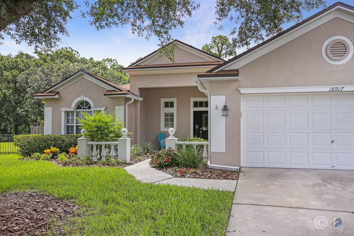 eatonrealty's tweet photo. #JustListed! This #Fishhawk Ranch home is located on a large conservation lot with pond views at the end of a cul-de-sac and offers easy access to all of the area's great amenities, schools, and shopping. Recently refreshed, this charming home is bright, clean and move-in ready. https://t.co/TJM7byBVNd