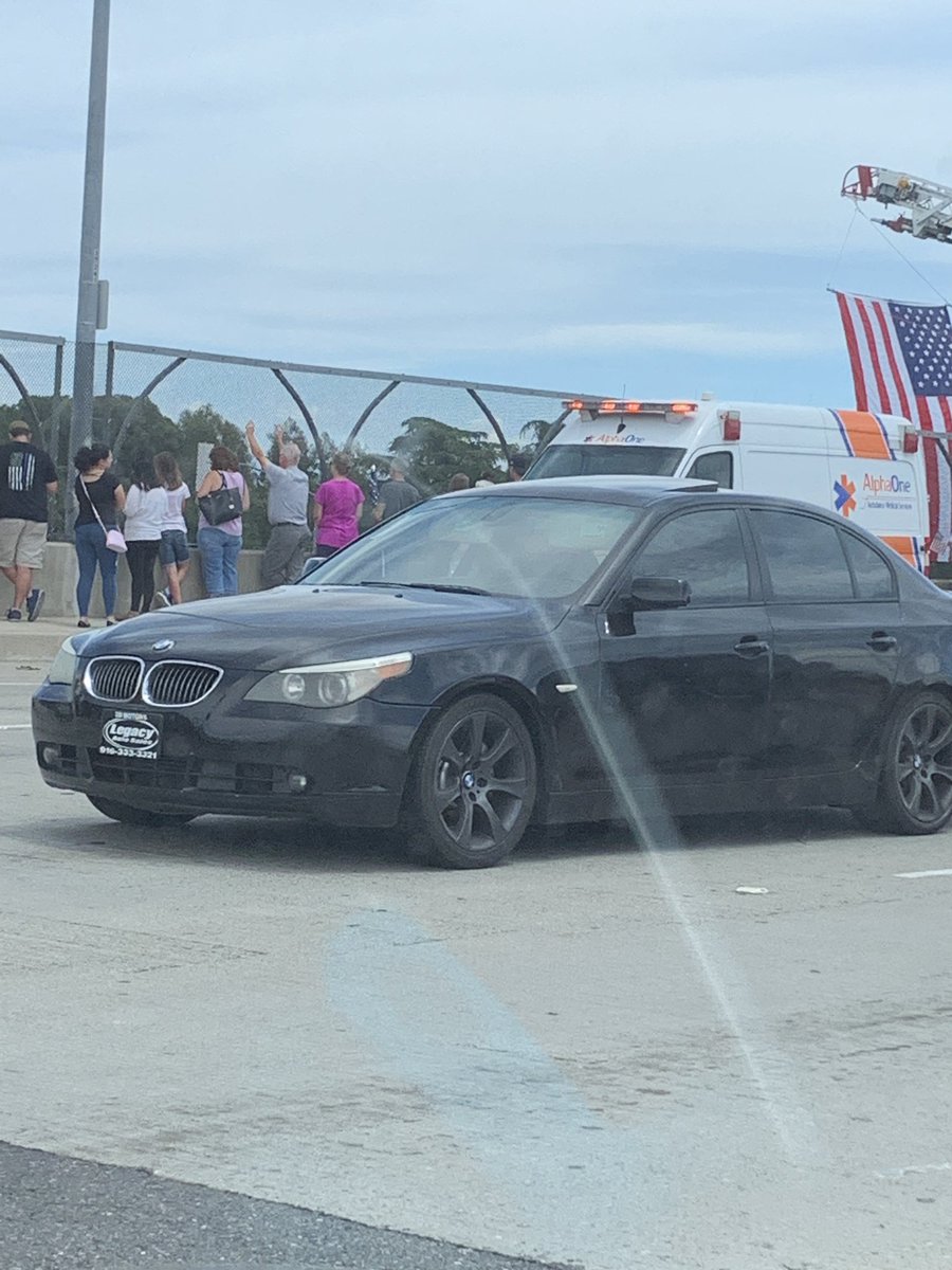 sasayaka715's tweet photo. Running errands in Citrus Heights, saw firefighters and civilians waiting to honor Officer O'Sullivan at the Greenback Lane/Elkhorn Boulevard &amp; I-80 overpass. https://t.co/J9w8A0NLBf
