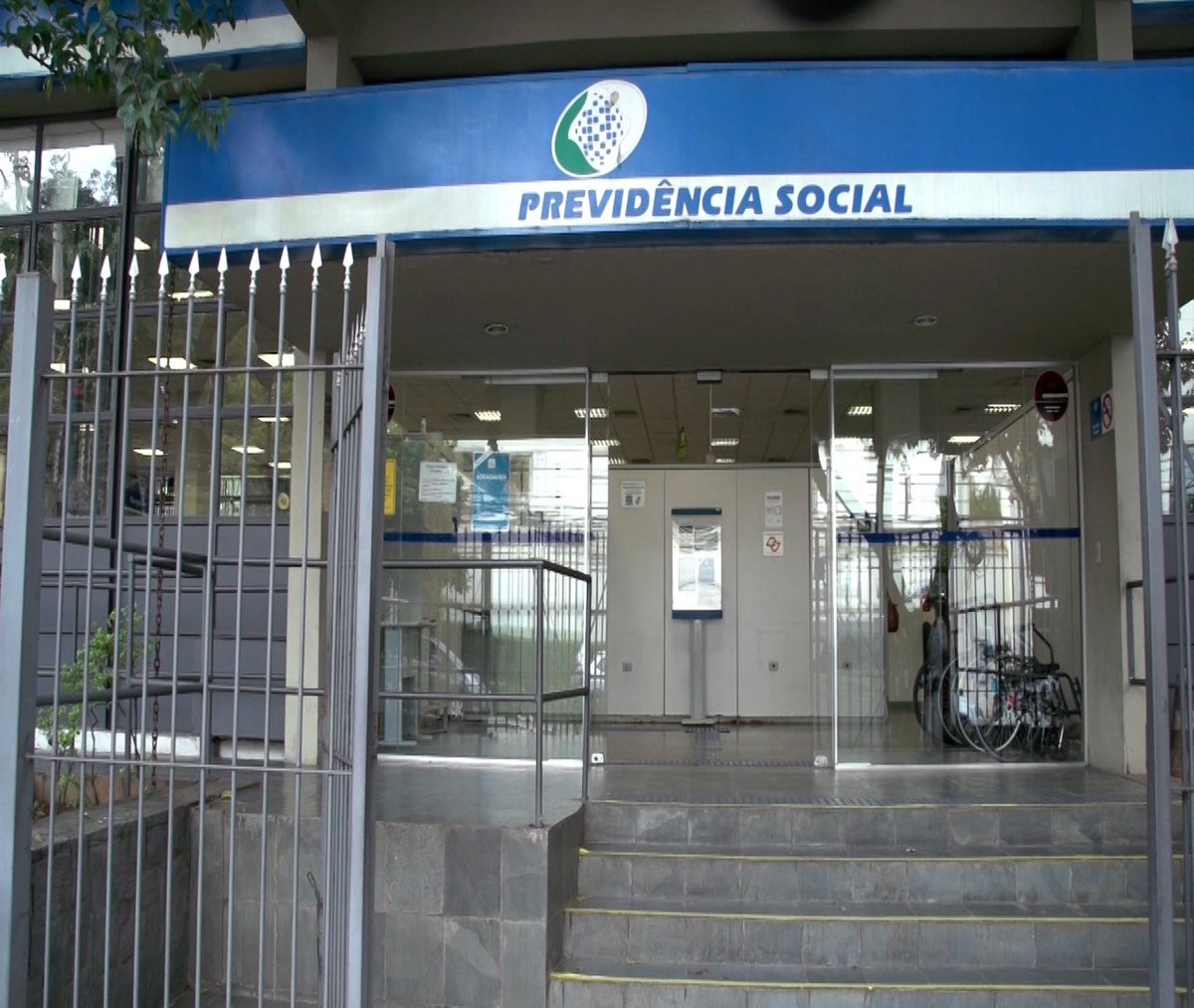 vialegal's tweet photo. Viúva que sacou aposentadoria do marido depois que ele morreu é obrigada a devolver o dinheiro
https://t.co/FVFp4HSOy0 https://t.co/YfiTw5DQdH