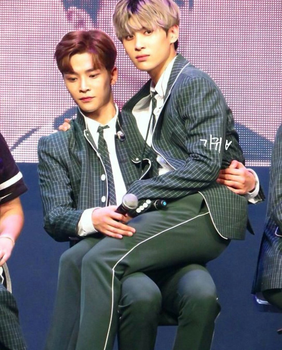 Sf9RotaeProof's tweet image. D-3

•• Taeyang saw he had nowhere to sit so he sat on Rowoon's lap.
and he doesn't seem to unlike it. ••

[Tags: #sf9 #rotae #taewoon #kimseokwoo #yootaeyang  #rowoon #taeyang ]