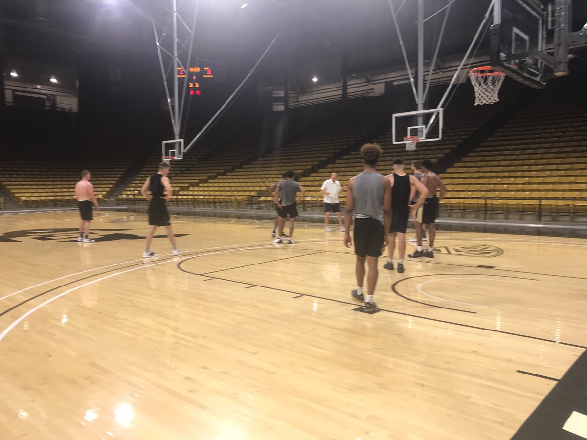 Watching ⁦@CoachTadBoyle⁩ & ⁦@CUBuffsMBB⁩ practice today. Virtually everyone back from 23-win team. ⁦@kin_wright25⁩ should 100% by August.