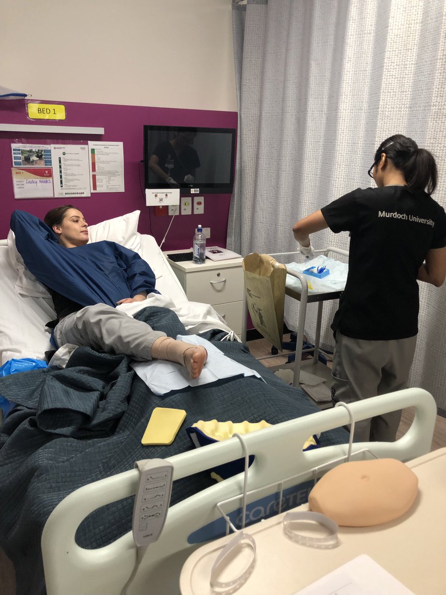 mu_nursing's tweet photo. This week MU 3rd year student nurses have been working a full shift on our simulated wards. Amazing teamwork from academics, Nursing Practice Simulation Officers and of course our wonderful nursing students! @MurdochUni @mu_nursing  #nursingsimulation #metcallaction #teamwork https://t.co/K9UgRYXOoF