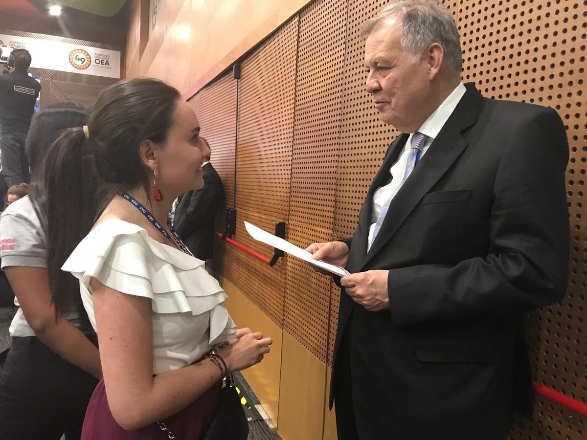 ComnGoodOrg's tweet image. Entregamos en la #AsambleaOEA al embajador @A_OrdonezM la “Declaración de la Juventud” que defiende la vida, la familia, la justicia social y el desarrollo sostenible, a nombre de los más de 36 mil jóvenes que la han firmado. Gracias embajador por su respaldo #YouthDeclaration