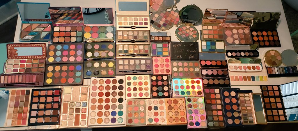 Desi_Garci's tweet image. Wow! I just laid out my eyeshadow collection and didn't realize how massive this is!😬🤯 It looks so beautiful though💓🌈 #eyeshadowcollection #Colourpop #Bareminerals #URBANDECAY #Natashadenona #Jouer #Doseofcolors #Marcjacobs #Tarte #Morphe #Besame #Nomad #Sophx #andmanymore