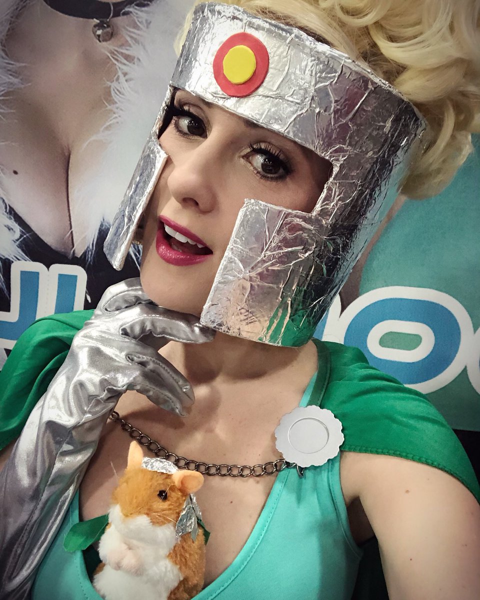 theRaychul's tweet photo. Oh hamburgers, can you feel that?! That’s me & my minion spreading chaos at #SLGamingCon today!! 💚 https://t.co/CtU3VewWrh