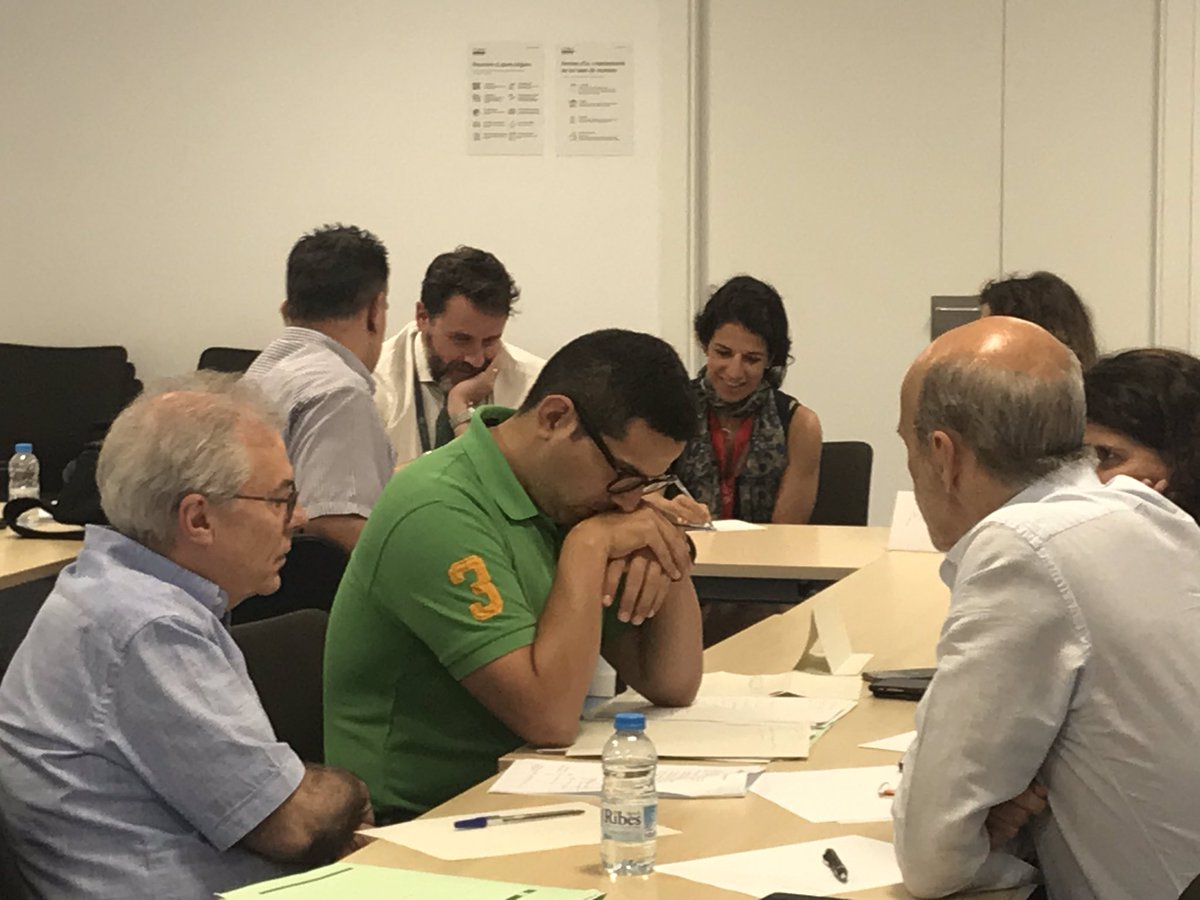 EcoEmocional's tweet photo. Interessant sessió #EcologiaEmocional a @hospitalclinic amb Caps de servei i Caps funcionals. Les nostres #visions mouen #emocions i condicionen #conductes. Per canviar conductes cal provocar canvi en la nostra valoració de la realitat. #organitzacions #lideratge #OEE https://t.co/cZcMQSmM3A