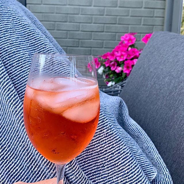 🌸SUMMER IN THE CITY⁣
⁣
Flowers in bloom, Aperol Spritz 🍾, warm breeze and <a href="/daxshepard/">Dax Shepard</a> podcast.....⁣

#aperolspritz #armchairexpert #sanjaygupta ift.tt/2ZMahmO