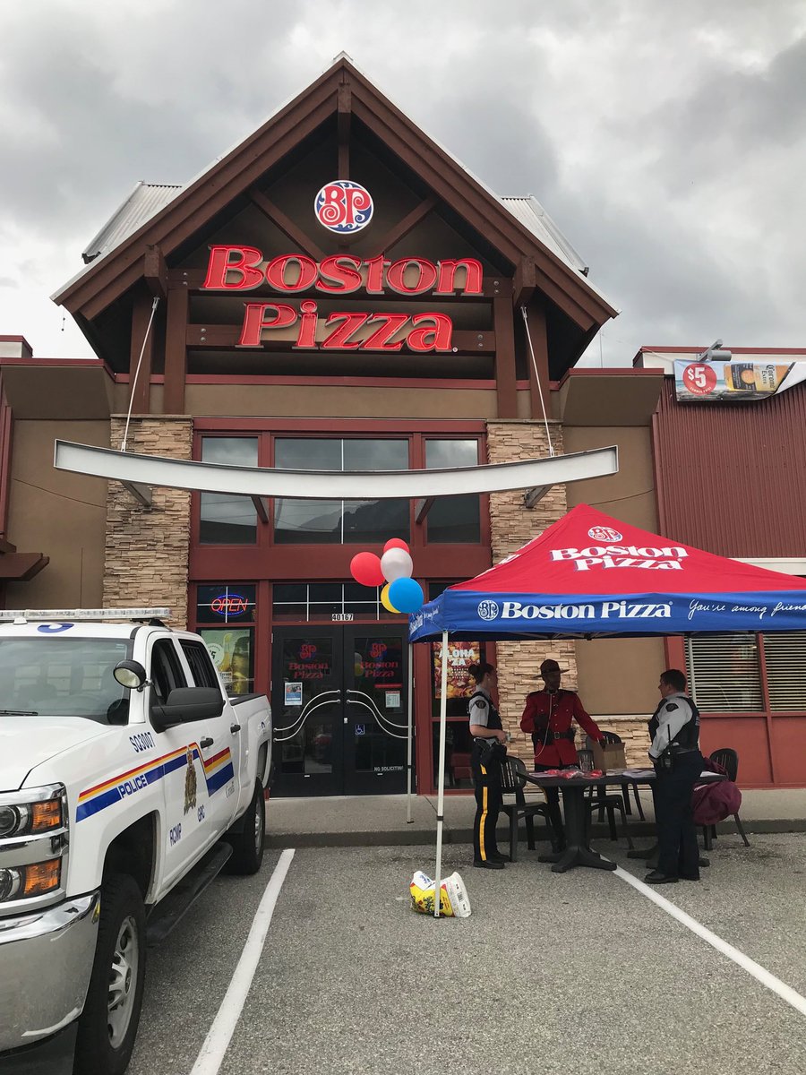 sobc_lowermnld's tweet photo. Off to a great start @bostonpizza Squamish! Such great support from the ⁦@SquamishRCMP⁩ 🎈🍕 https://t.co/GycbUe2293