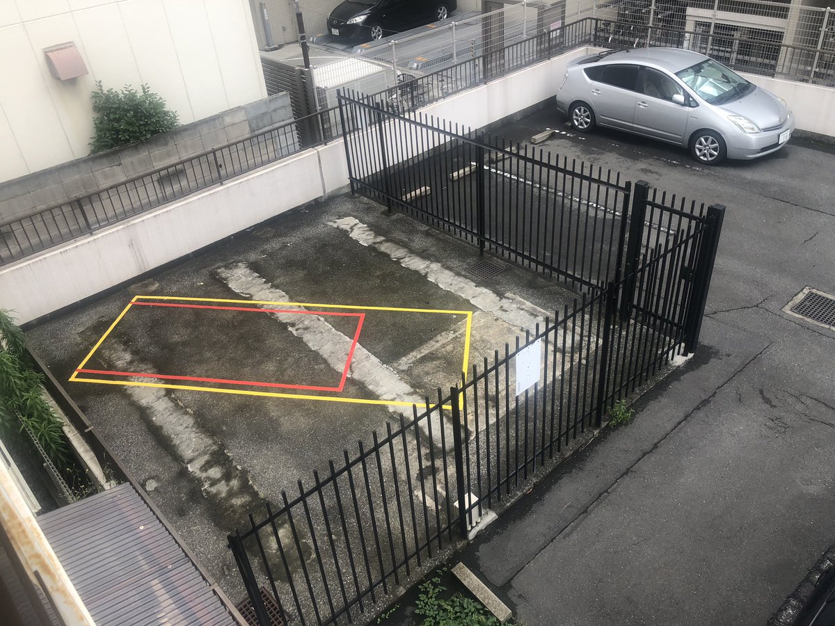 Gun３ 自宅前の駐車場にある柵で囲まれた区画になにやら線がひかれてます マンションができる前のスーパーだった頃は電源施設があり長年このままの状態でした 何が出来るのだろう 凄い小さい家だったりしてw