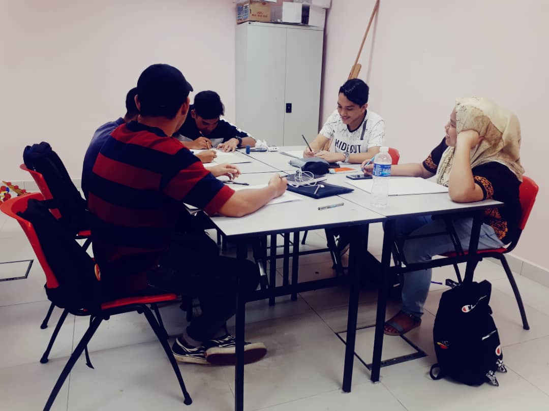 meorazali's tweet photo. 27.06.2019 | THURSDAY | Typography
Demonstration on how to create manual lettering
#MSUmalaysia #go2msu🌺 #MSUrians #MSUgram #TE23
#msufise #fisemsg #typography
#lettering #july2019 https://t.co/K9VUGOM7g2 https://t.co/ZNOw9xk3uT