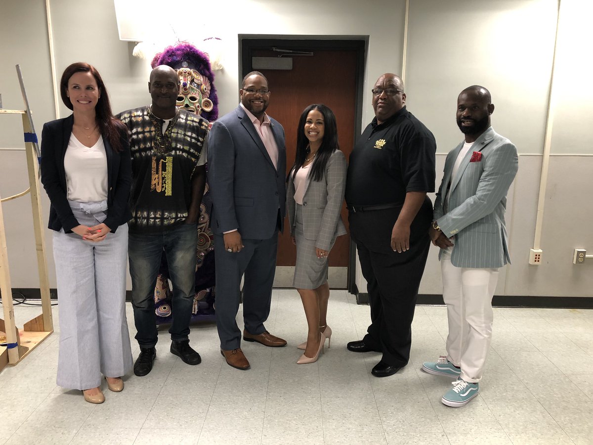 arnelcosey's tweet photo. I Am My Brother’s Keeper...#helpsomebodycross #ittakesavillage @delgadocc with @100BlackMenNOLA @headsilverback @Chevron https://t.co/YF3VH6Reyy