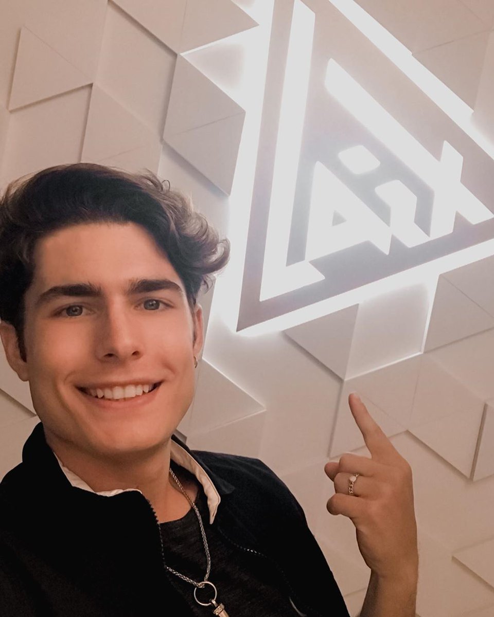 SOUALEXOK's tweet photo. Na melhor network do mundo, @brilhaemlaix 🤳 https://t.co/kKet1FzSpd
