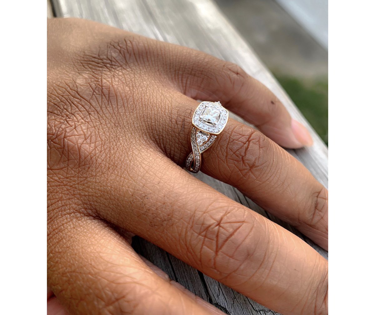 Love_Me_Nun's tweet photo. Bae upgraded my ring π₯°#WeddingPlanningInProgress #OnceUponaThompson πβ€οΈβ¨β¨ https://t.co/CAXdZij01y